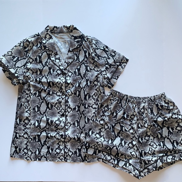 Satin Silk Snakeskin Pajama Set - Picture 5 of 9